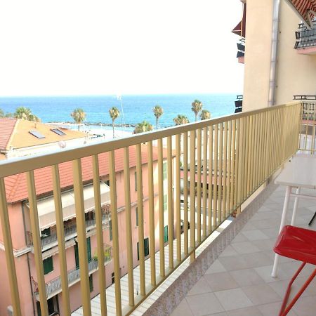 Апартаменты Casa Fronte Mare Вентимилья Экстерьер фото