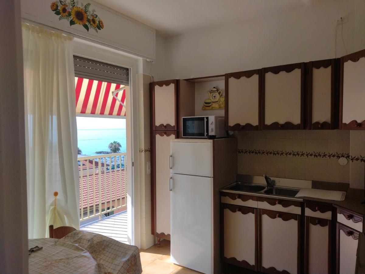 Апартаменты Casa Fronte Mare Вентимилья Экстерьер фото
