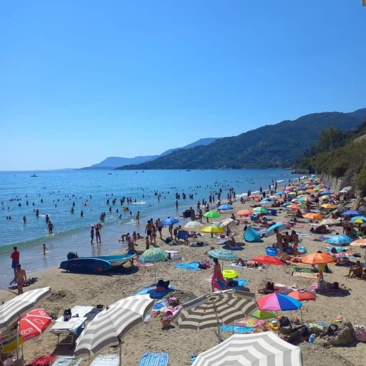 Апартаменты Casa Fronte Mare Вентимилья Экстерьер фото