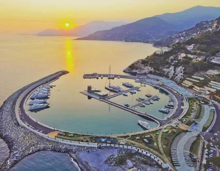 Апартаменты Casa Fronte Mare Вентимилья Экстерьер фото