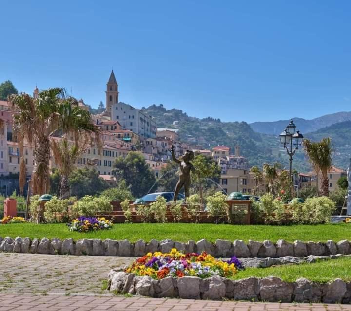 Апартаменты Casa Fronte Mare Вентимилья Экстерьер фото
