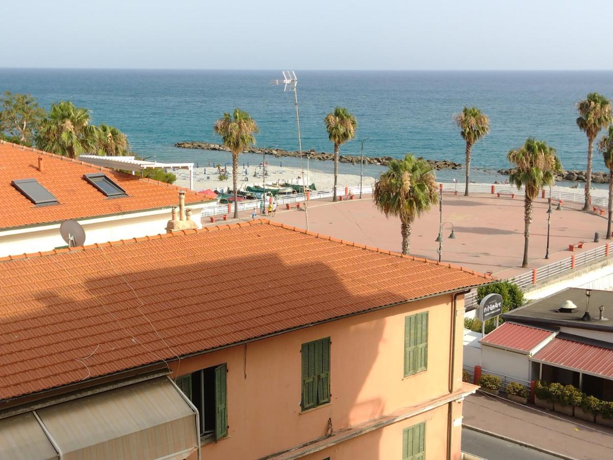 Апартаменты Casa Fronte Mare Вентимилья Экстерьер фото